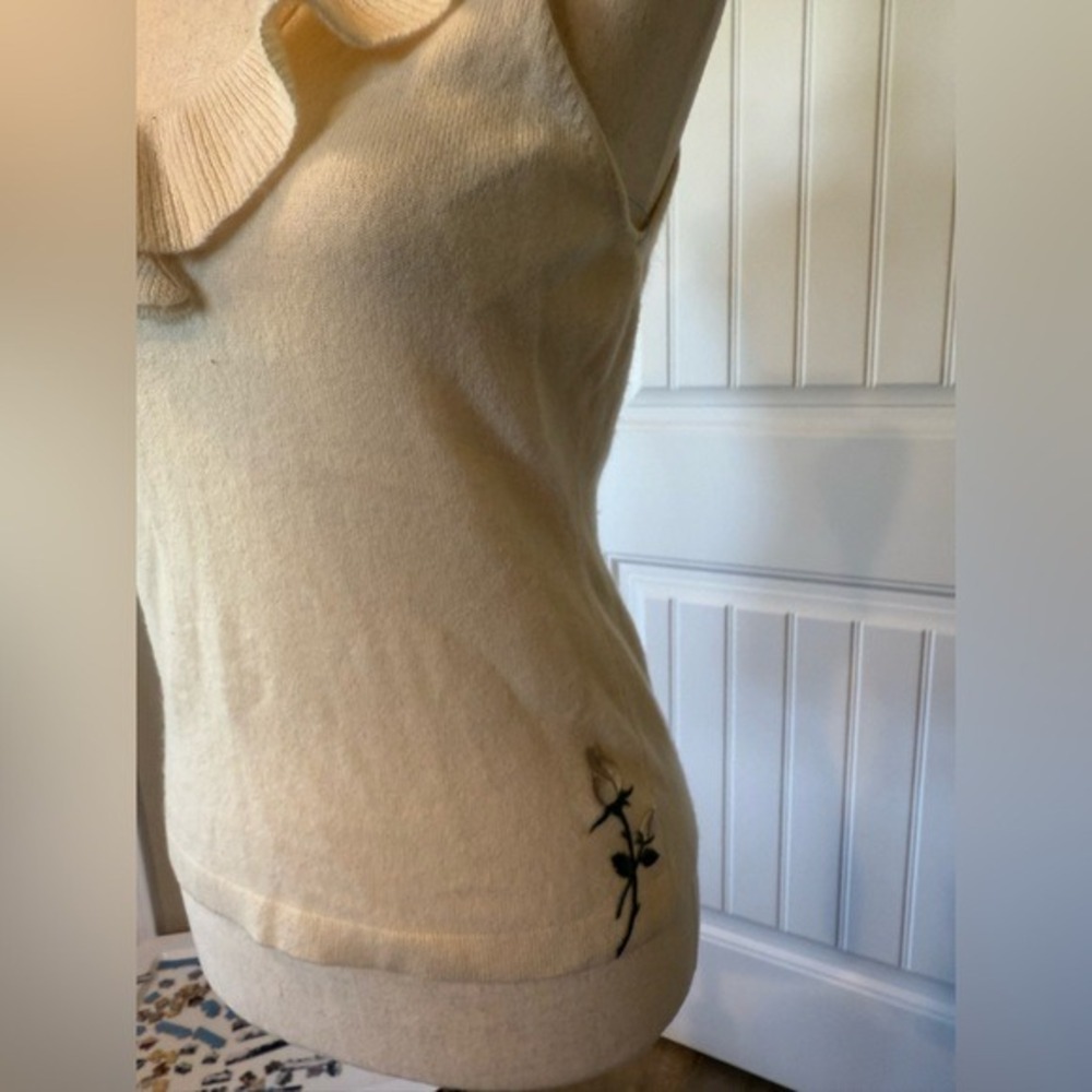 Ann Taylor Cashmere Cream Ruffle Neck Sleeveless Sweater Top Womens Size S - Picture 4 of 6